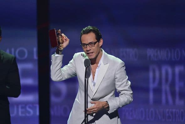 Marc Anthony recibió el galardón y ofreció uno de los momentos más románticos de la noche, al agradecerle a su esposa Shannon de Lima.