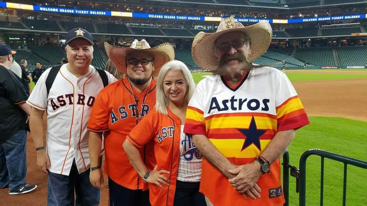 Fue maestro bilingüe del Houston ISD hasta 2002 cuando se retiró.