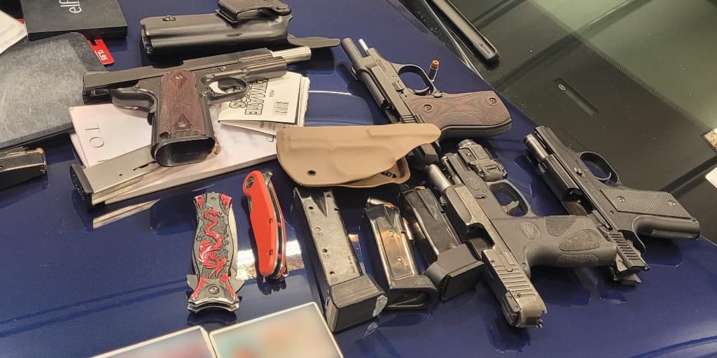 Agentes de la Patrulla Fronteriza asignados a la estación de Willcox arrestaron a dos ciudadanos estadounidenses y tres inmigrantes en el puesto de control SR-90. En el vehículo encontraron cuatro pistolas en el asiento del pasajero.