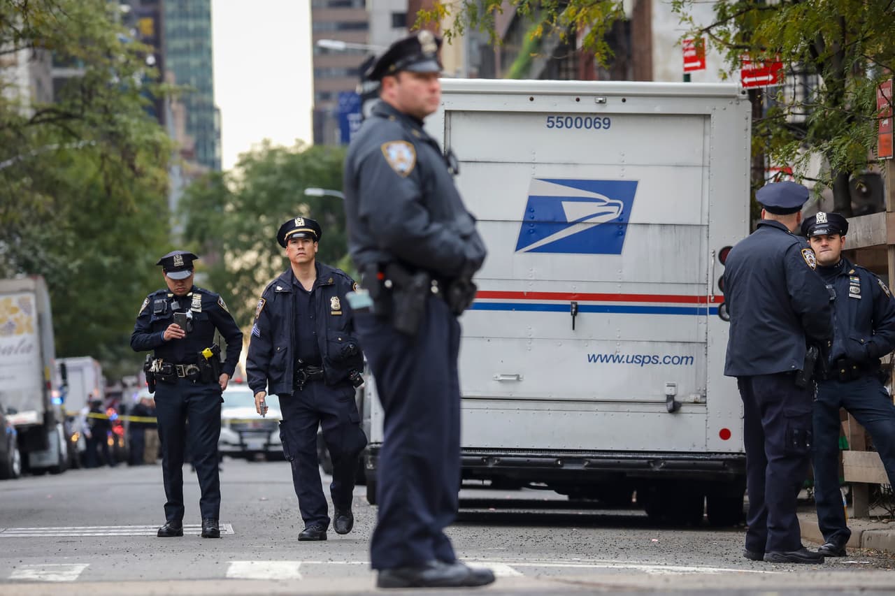 Policía inspecciona un nuevo paquete sospechoso frente a una oficina de correo en Nueva York
