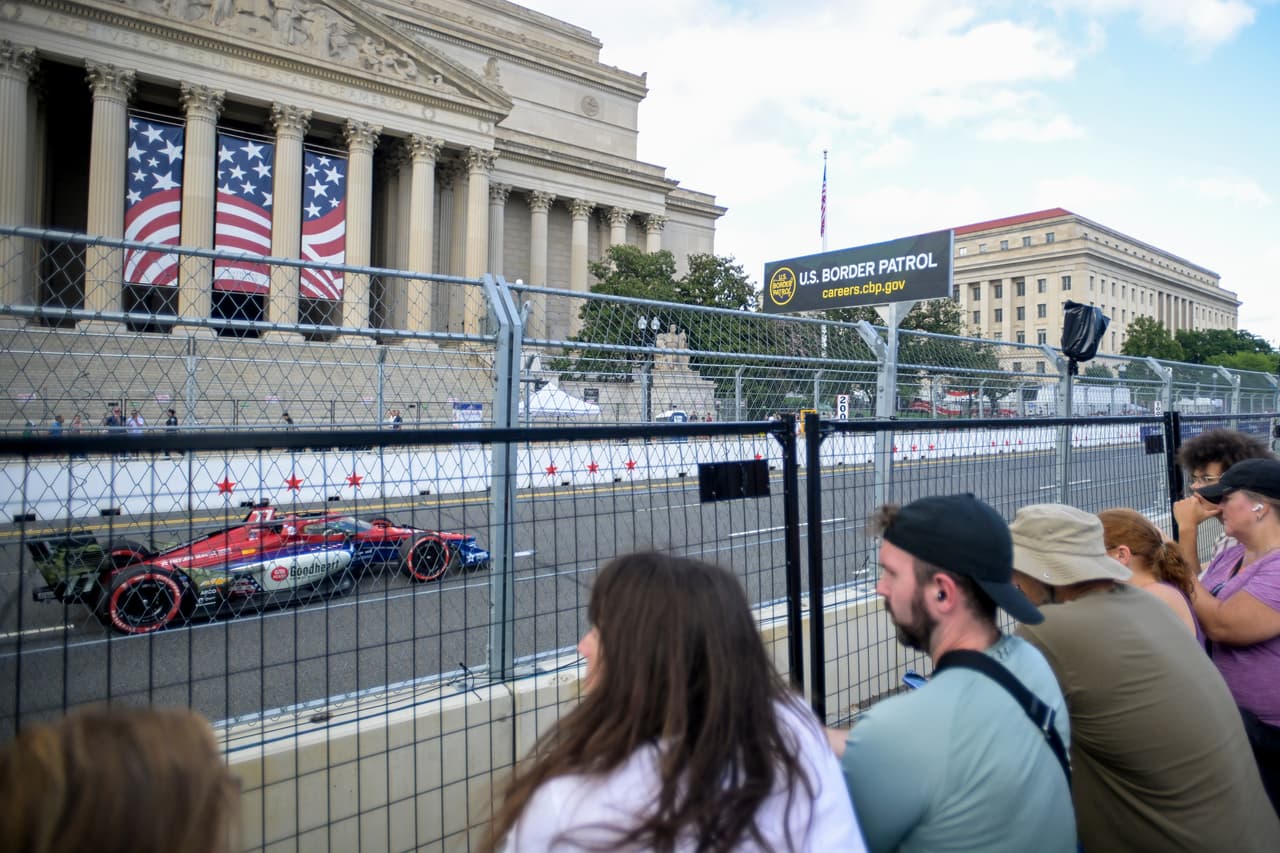 Las obras y los cierres viales comenzaron semanas antes de la carrera y han afectado la movilidad en el centro de Washington. Las autoridades del Distrito de Columbia anunciaron restricciones de estacionamiento y cierres parciales de carriles durante las etapas de montaje y desmontaje. Algunas restricciones se extenderán después de la competencia, con cierres y limitaciones previstos hasta septiembre en determinados sectores.