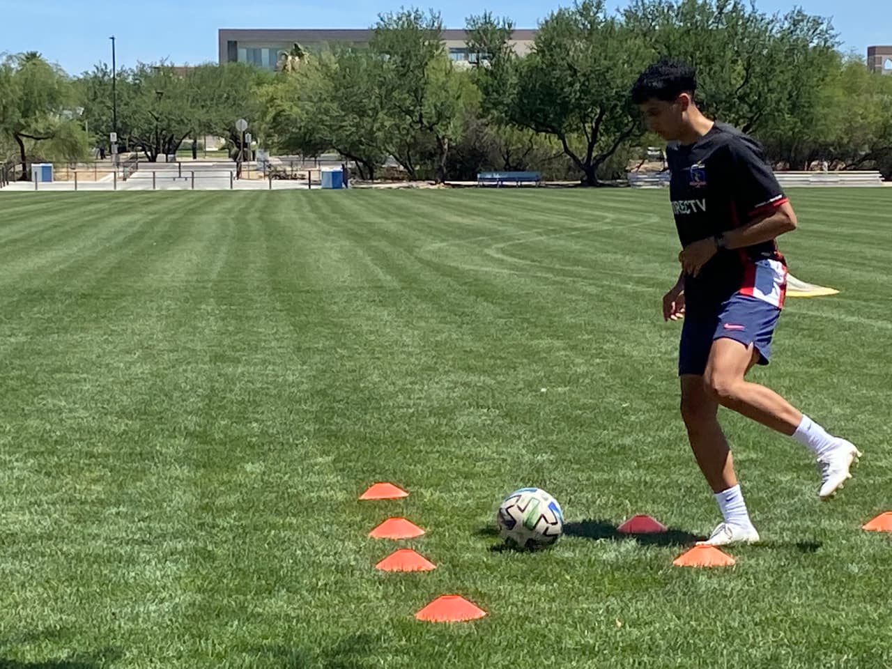 Está entrenando al lado de niños y jóvenes, a quienes motiva con su presencia.