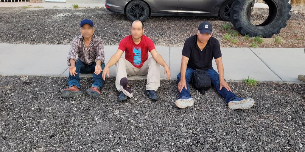 Un ciudadano estadounidense armado enfrenta cargos criminales después de ser detenido transportando tres inmigrantes mexicanos.