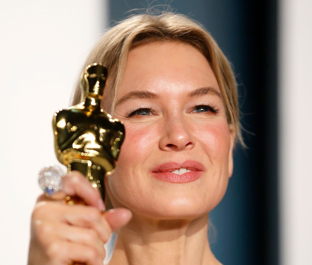 Para no dejar nada oculto, la actriz incluso se decantó por un peinado atado en un chignon bajo que le dejaba la cara totalmente despejada.
<br>