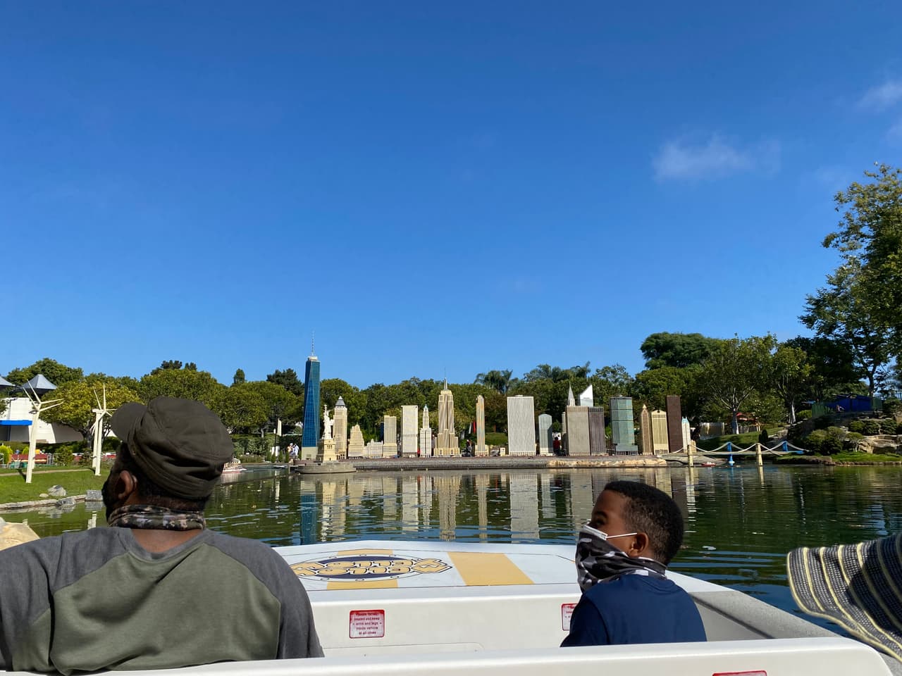 Como si estuvieras llegando a la bahía de Nueva York, así es la experiencia en bote del recorrido.