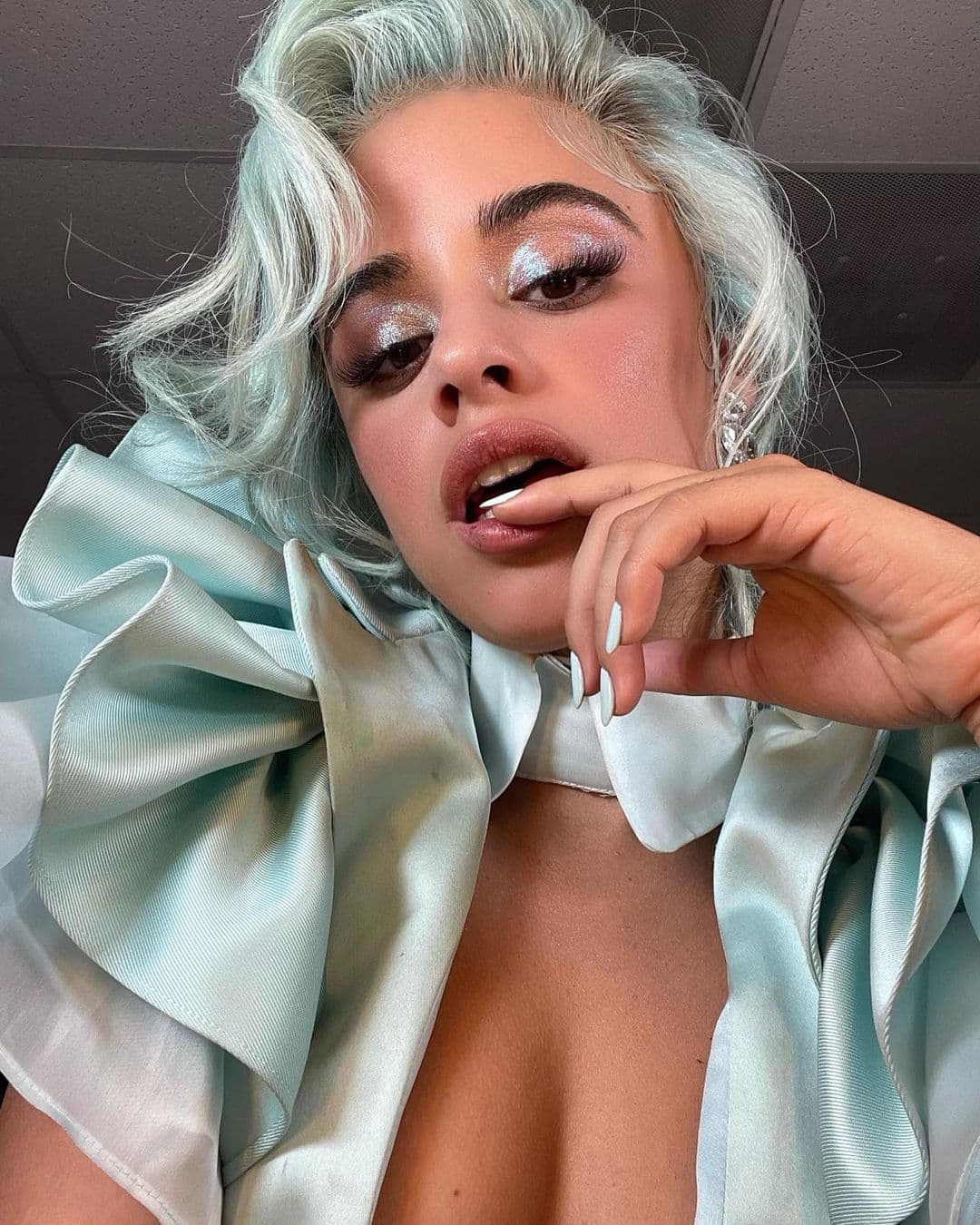 <a href="https://www.univision.com/shows/despierta-america/camila-cabello-se-sincera-sobre-el-motivo-por-el-que-se-termino-su-noviazgo-con-shawn-mendes-video">Camila Cabello</a>, después de terminar su relación de dos años con Shawn Mendes, quiso dar un giro de 180 grados a su apariencia, y ahora luce su cabello en color menta, dejando de lado el tradicional color castaño con el que era conocida.