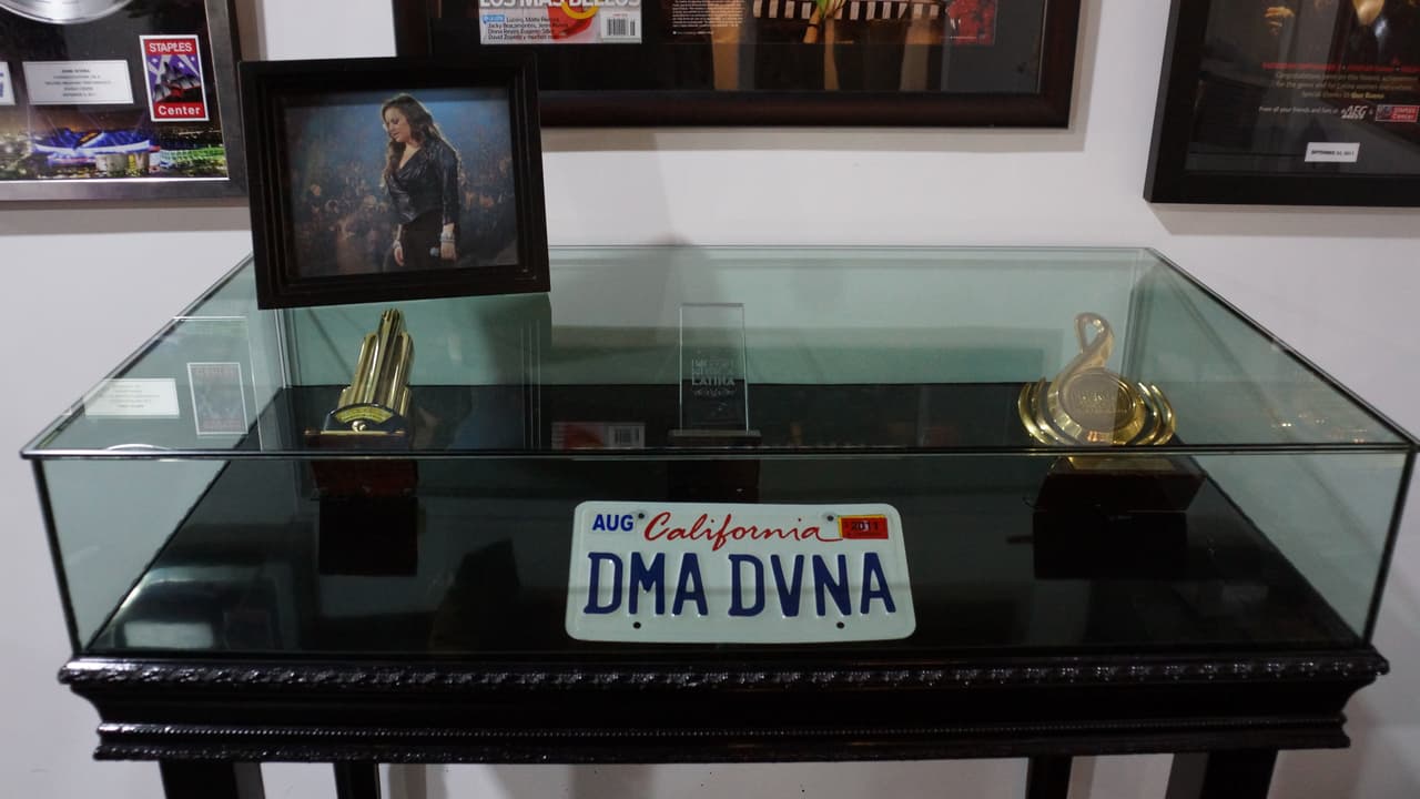 Algunos premios, reconocimientos y hasta la placa de uno de sus autos, se encuentran en la tienda.