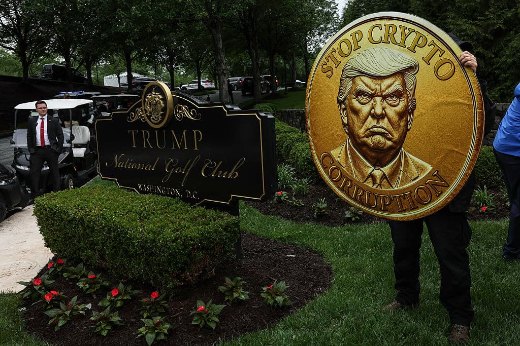 Memecoin $TRUMP: el escándalo por la gala exclusiva del presidente para quienes compraron su criptomoneda