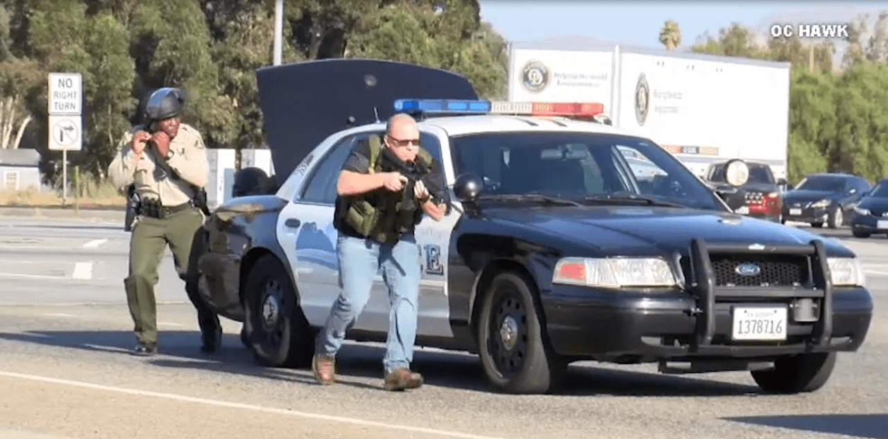 Hasta las primeras horas de este martes la salida a la autopista 215, a la altura de la avenida Eucaliptus en la ciudad de Riverside continuaba cerrada por los trabajos de investigación tras un tiroteo mortal que cobró la vida de un oficial del CHP y que dejó heridos a otros dos uniformados.
