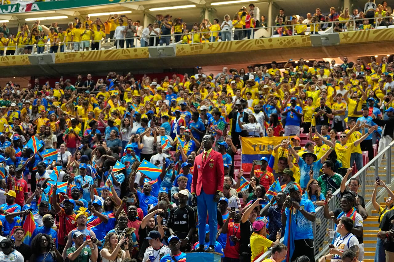 Michel Nkuka Mboladinga, aficionado del Congo, posa caracterizado como una estatua de Patrice Lumumba —héroe de la independencia del país y víctima de asesinato— antes del partido de fútbol del Grupo K de la Copa del Mundo entre Colombia y el Congo, en Zapopan, cerca de Guadalajara (México), el martes 23 de junio de 2026.