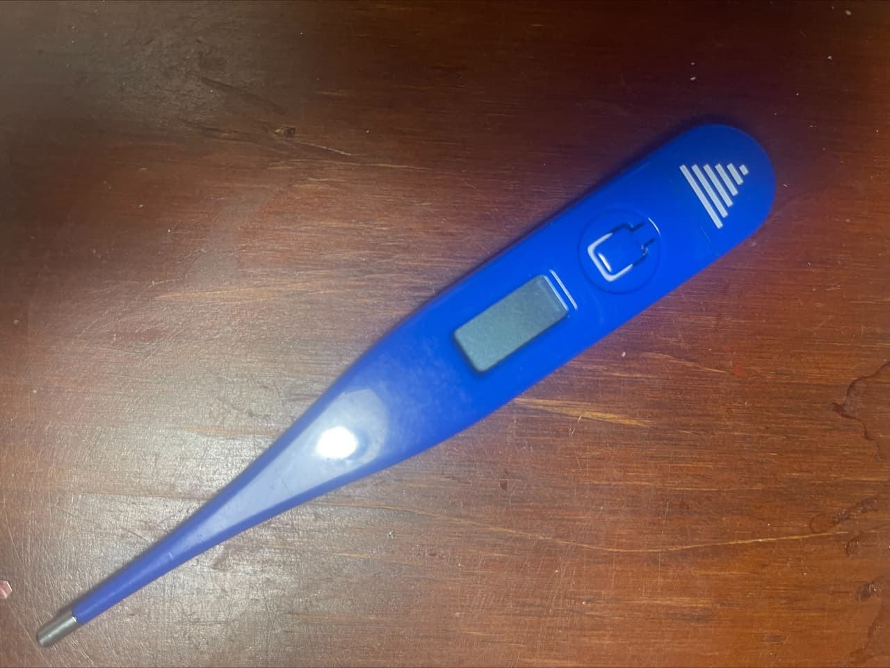 <b>El segundo artículo es el termómetro. </b>Se recomienda tener un termómetro para que pueda medir su temperatura corporal. Niveles de fiebre se considera cuando se registre mayor de 38.4 grados Celsius.