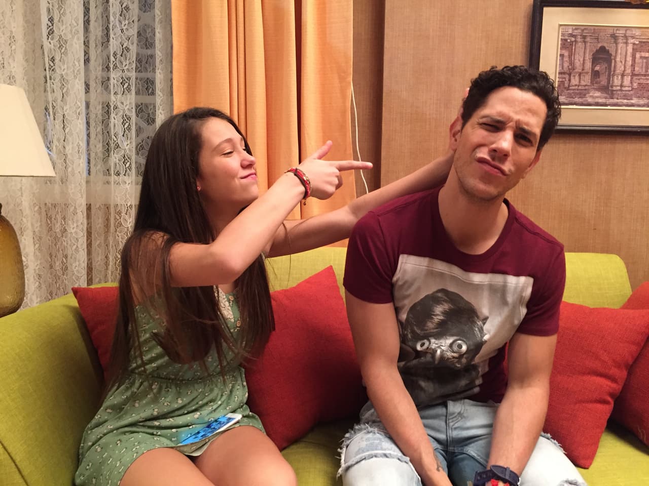 Y Roberta está súper metida en su papel, le encanta compartir escenas con el ex integrante de "RBD".