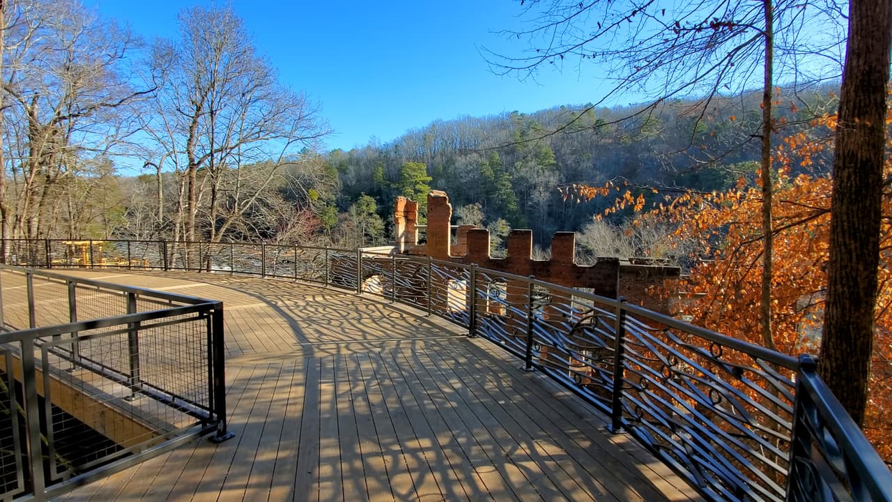 Una amplia plataforma permite a los visitantes ver la mayor parte de la estructura.