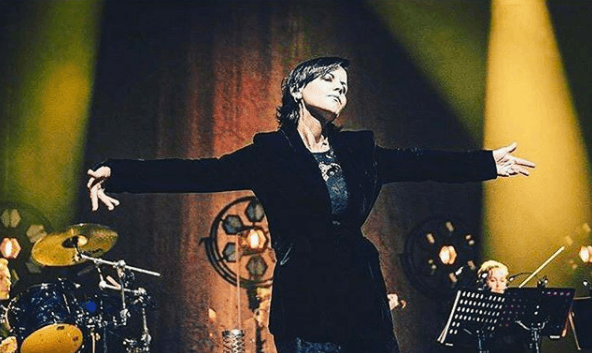 La cantante se casó en 1994 con Don Burton, exmanager de la banda Duran Duran. Junto a él Dolores procreó a tres hijos: Taylor Baxter, Molly Leigh y Dakota Rain, quienes le sobreviven.