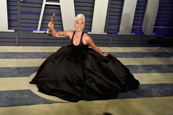 La canción fue reconocida en diferentes premiaciones como los GRAMMY y 
<b><a href="https://www.univision.com/famosos/en-fotos-la-apasionada-actuacion-de-lady-gaga-y-bradley-cooper-que-hizo-pensar-que-son-mas-que-amigos-fotos" target="_blank">los premios Oscar</a>. </b>