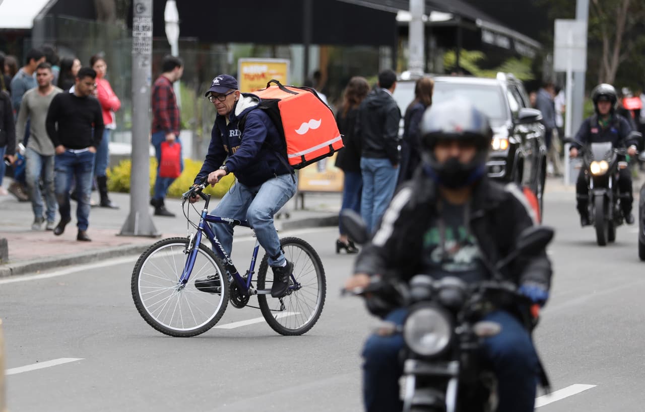 Luis Tarre, venezolano de 60 años, pedaleando con una entrega por una calle de Bogotá. Dijo que comenzó a trabajar para
<i>Rappi</i> a principios de este año porque la aplicación no lo obliga a cumplir con un horario exigente. Dirigía su propia empresa de construcción en su estado natal, Portuguesa, pero la crisis económica lo obligó a mudarse Colombia con su familia. Antes de
<i>Rappi</i> había trabajado como como administrador de edificios, camarero y asistente de construcción.