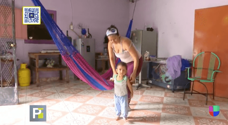 El médico debió extirpar el ojo al niño, y entonces confirmó que el cáncer había alcanzado el nervio óptico. “Dijeron que había cruzado las tres capas del ojo”. La madre, que se sostiene vendiendo dulces y semillas, dice que Herminio debe estar constantenmente monitoreado por temor a que el cáncer regrese.
<br>