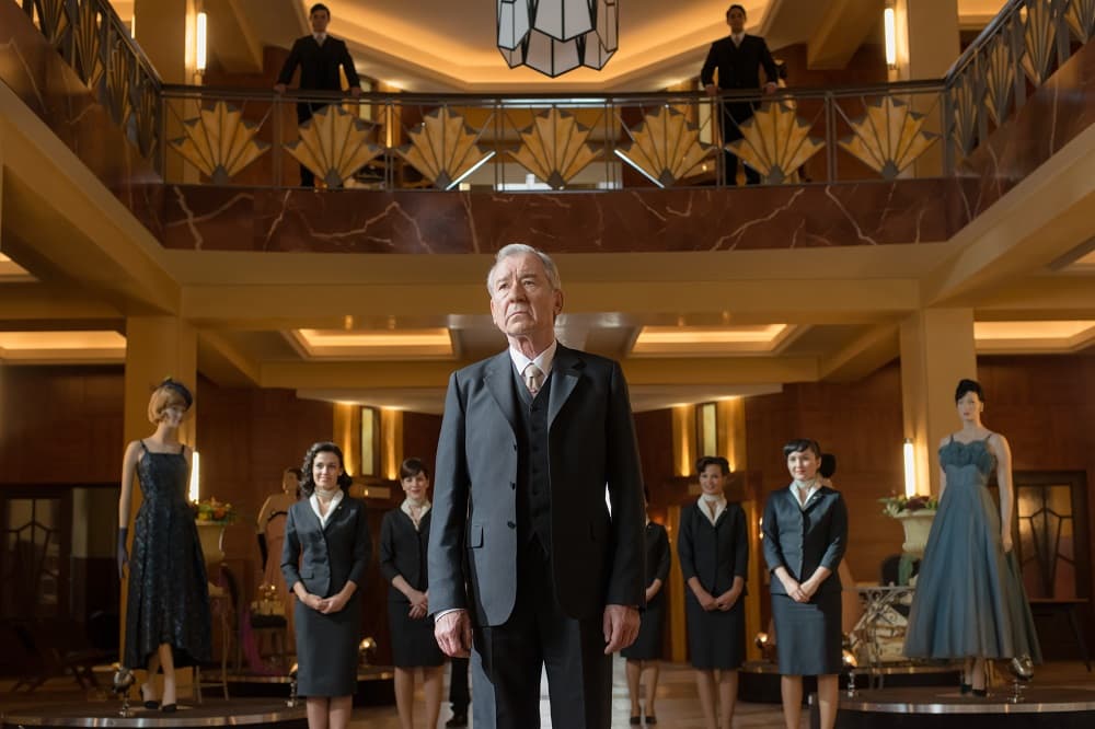 Él es el jefe de dependientes de las Galerías Velvet.