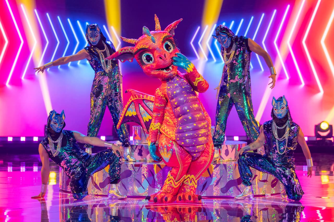 El dragón fue el primero en presentar sus pistas mientras recibía un relajante masaje, y habló de varios rasgos de su personalidad y de algunos momentos importantes en su carrera. Posteriormente subió al escenario para cantar ‘Te Felicito’ de Shakira.