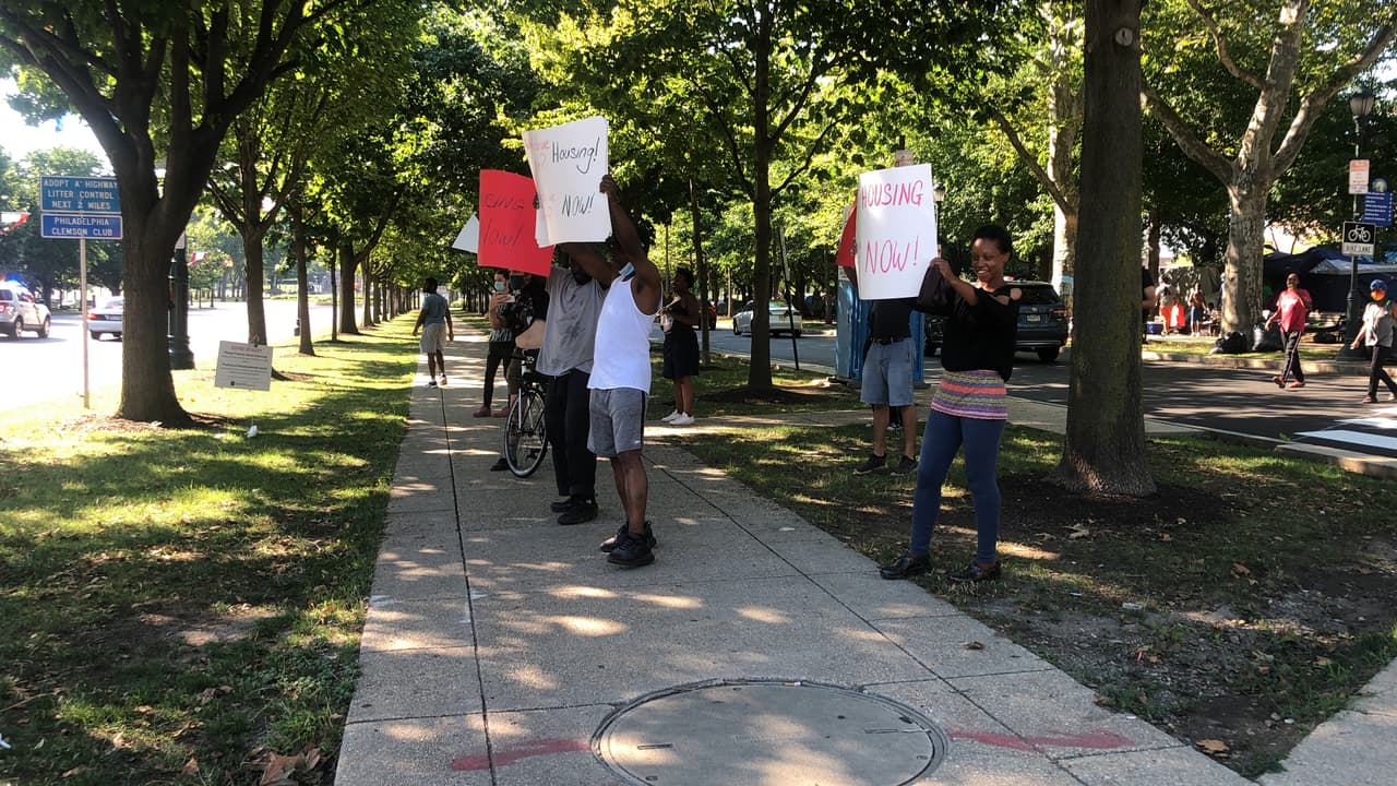 Miembros del campamento, que cuenta con más de 125 casetas, también portaban pancartas con mensajes que leían “vivienda ahora”. Los marchantes hicieron una breve pausa y cambiaron el mensaje de la marcha entonando al unísono “Black Lives Matter”.
<br>