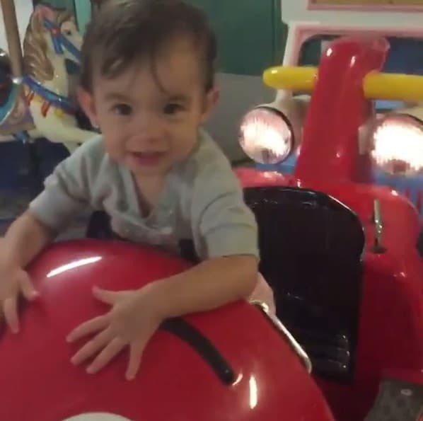 ¡Que traviesa! Baby Michelle es una nena muy inquieta y los juegos infantiles le encantan (Octubre 17, 2016)