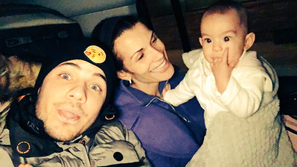 Aquí lo vemos a su llegada a Vail acompañado de dos bellezas, Cristy Bernal y la hermosa baby Michelle.