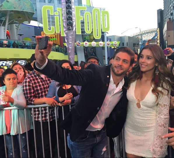 No podía faltar la selfie con el público, quienes en todo momento les mandaron besos y felicitaciones.