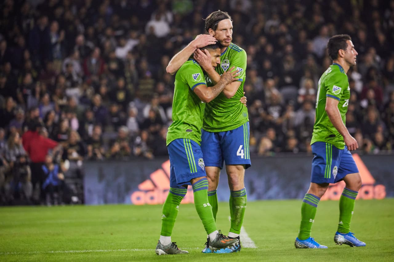 Edaurd Atuesta (17’) abrió el marcador para LAFC. Raúl Ruidíaz (22’, 64’) y Nicolás Lodeiro (26’) anotaron por los visitantes.