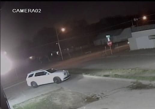 La Unidad de Homicidios del Departamento de Policía de Dallas solicita la asistencia del público para determinar la identidad de los sospechosos en las fotos.