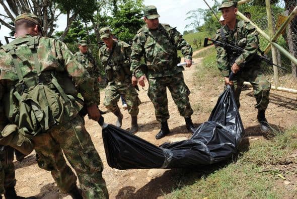 El jefe del Frente Quinto de las Fuerzas Armadas Revolucionarias de Colombia (FARC), alias "Jacobo Arango", murió junto a otros cinco guerrilleros en una operación militar en el noroccidente del país, informó una fuente militar. Ver toda la información