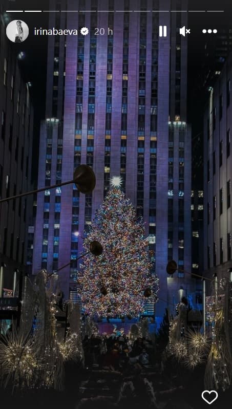 Una de las primeras paradas que realizaron fue en el Rockefeller Center, ya que visitaron el famoso árbol de Navidad que se instala ahí cada año. 
<br>