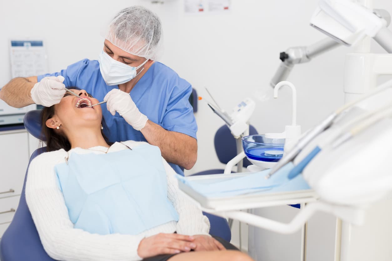 <b>Puesto 13 | Dentistas especializados</b>
<br>
<br>🔘 Ganan más que los dentistas generales: $175,160 anuales.
<br>🔘 Para inicios de esta década había en EEUU 139,200 dentistas. Se espera que su tasa de empleo crezca 8% hacia el 2030, de acuerdo con cifras oficiales.