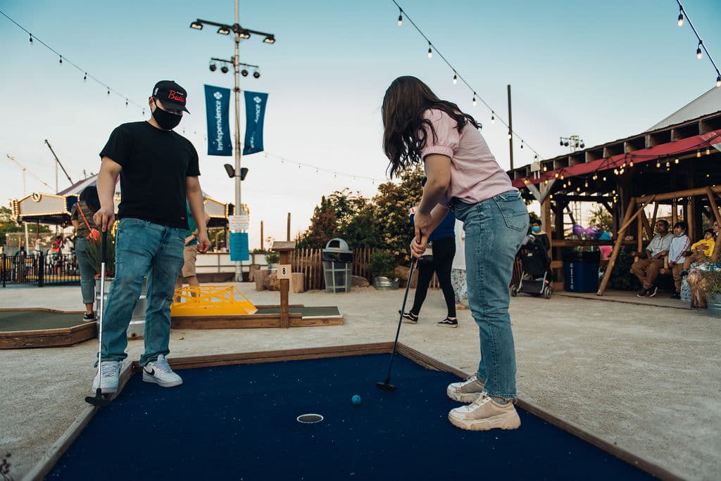 Summerfest también alberga un campo de minigolf de nueve hoyos que se encuentra justo al lado de la pista de patinaje. Cada uno de los nueve hoyos fue diseñado por un artista local con materiales reciclados.
