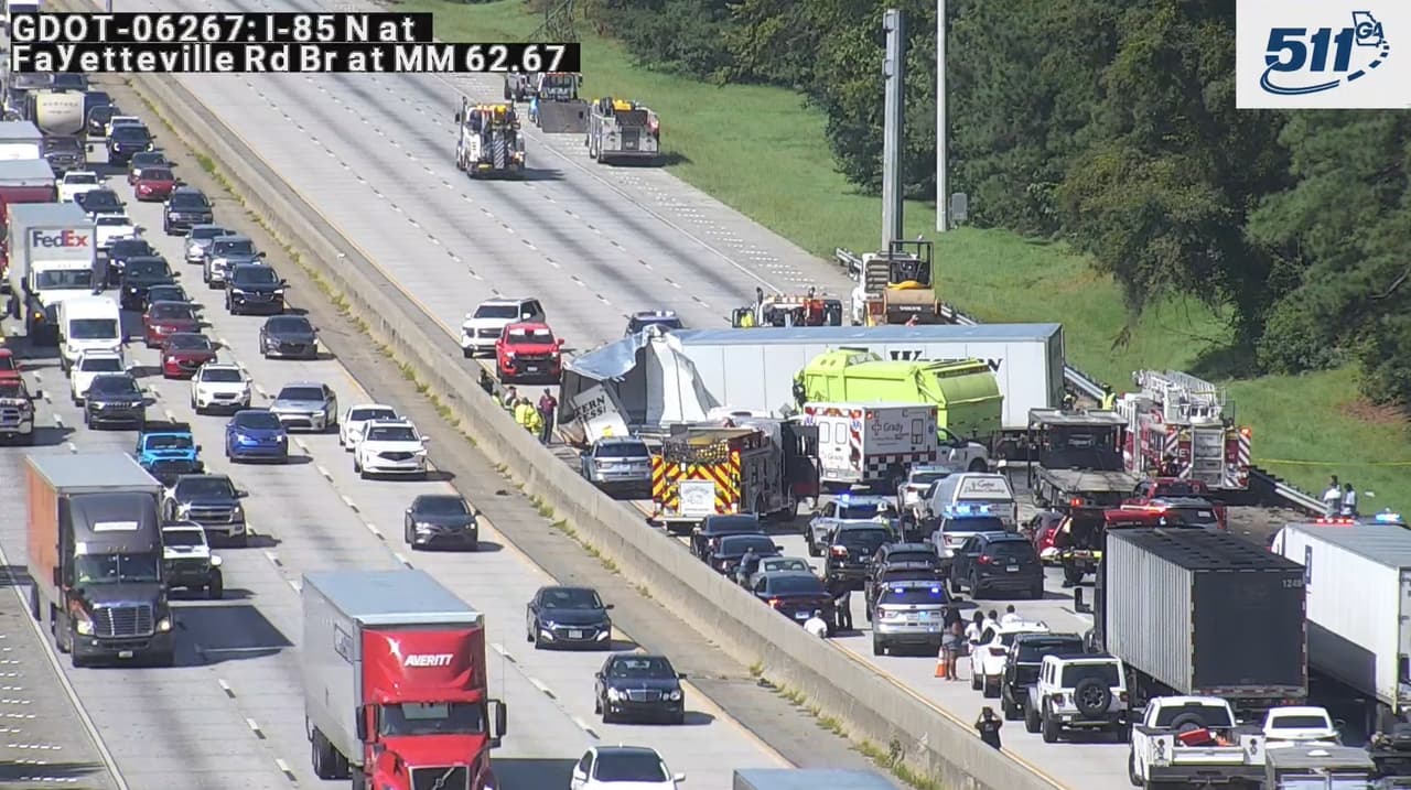 Accidente sobre la I-85 en Fairburn deja a cinco personas heridas y provoca el cierre de todos los carriles