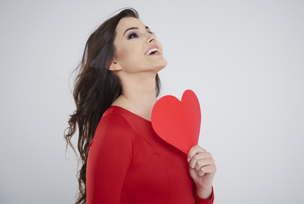 <b>ARIES</b>
<br>El rojo no solo simboliza amor, sino también poder y ambición. Aries es el signo de fuego, así que también le queda los cálidos como anaranjado, dorados o amarillos.