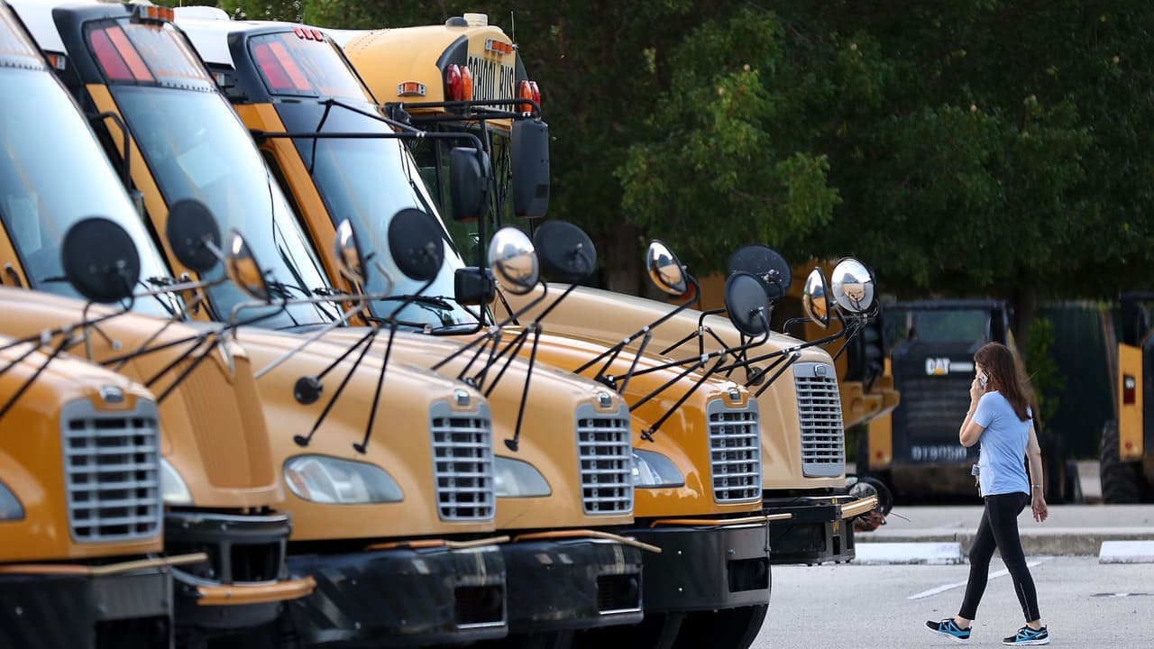 ¿Decidió el sistema de estudio para su hijo desde agosto?: junta escolar de Miami-Dade extiende el plazo para notificarlo