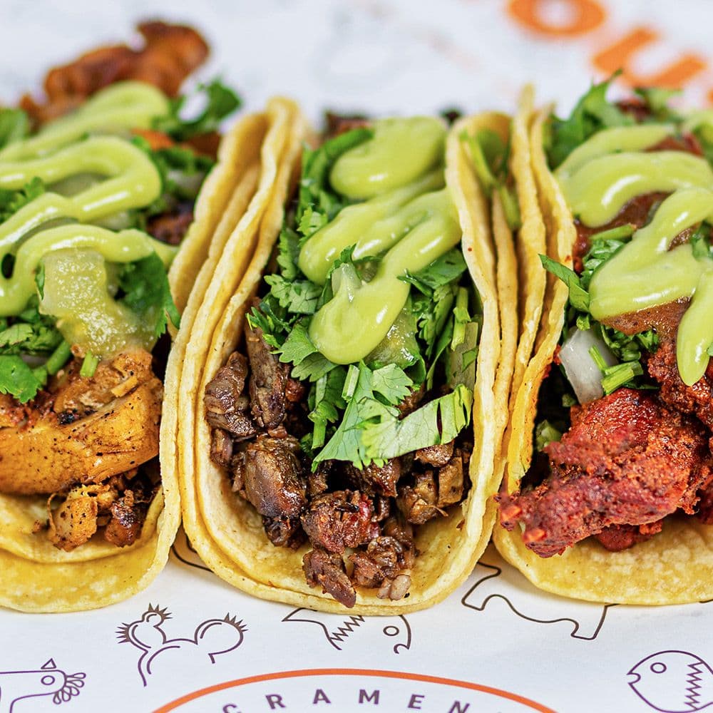 <b>Chando’s Tacos</b>
<br>Dirección: 254 W Ponce de Leon Ave, Decatur, GA 30030
<br>Teléfono: (678) 732-0546
<br>Sitio web: 
<a href="https://chandostacos.com">https://chandostacos.com</a> 
<br>
<b><a href="https://www.google.com/maps/dir/254+W+Ponce+de+Leon+Ave,+Decatur,+GA+30030/@33.7753069,-84.3020845,17z/data=!4m8!4m7!1m0!1m5!1m1!1s0x88f5073d134cce97:0x781fdafd233966e9!2m2!1d-84.2998958!2d33.7753069">Cómo llegar</a></b>
<br>
<br>Una usuaria de Yelp dijo: “No puedo decir lo suficiente sobre la explosión de sabor que obtienes aquí. Ahora, probé las carnitas, la carne asada, el chorizo y la birria y todas estas selecciones de carne fueron fenomenales. Ya estoy planeando cuándo volver para probar un poco más”.