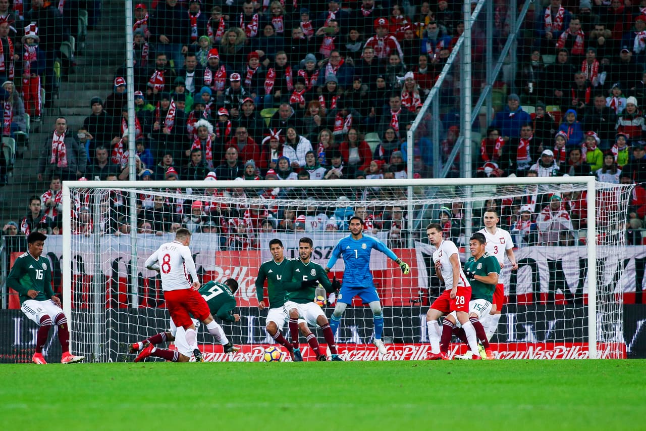 Por momentos, Polonia se acercaba al área de Corona, pero no podían hacerlo con contundencia.