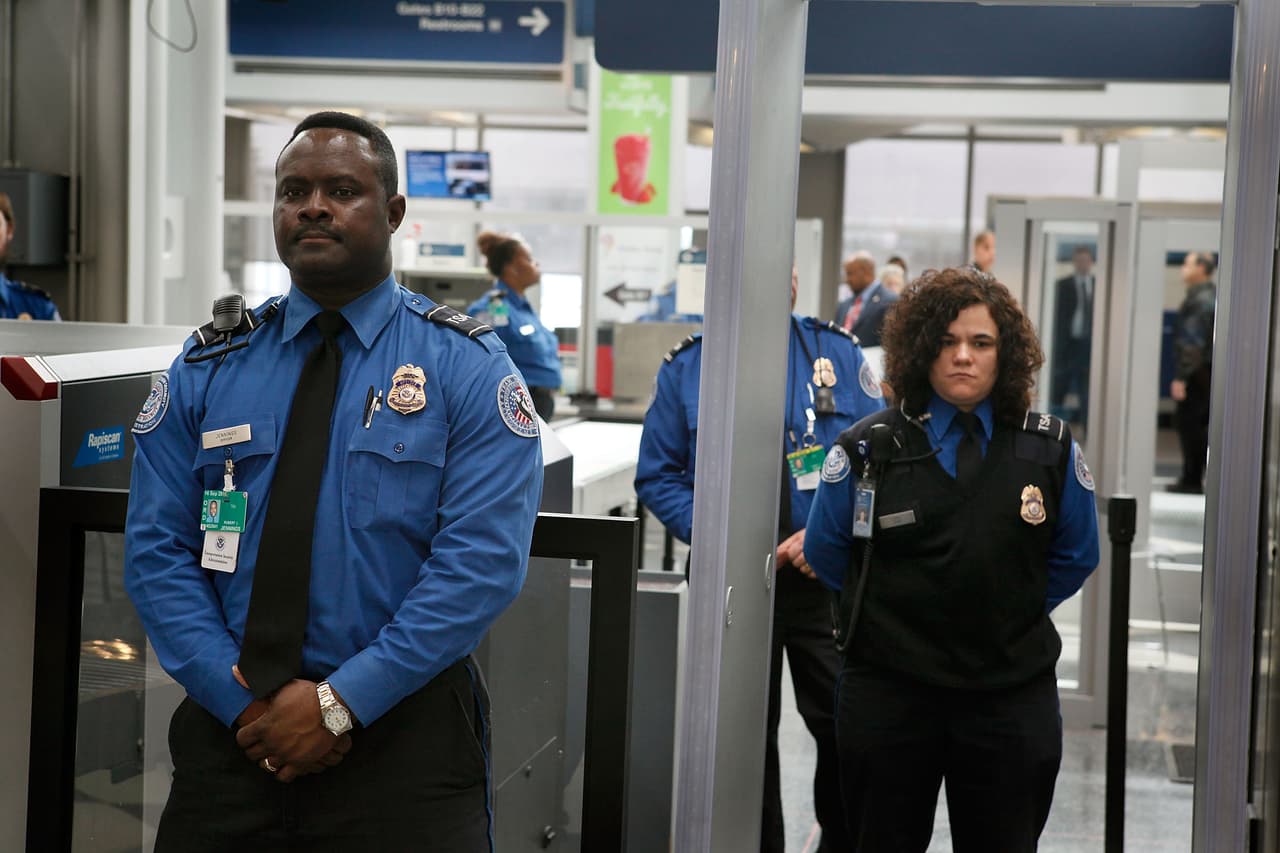 Mientras llegan los refuerzos, de acuerdo con el Chicago Tribune, tanto American Airlines y United Airlines están contratando personal adicional para manejar las funciones de la TSA no relacionadas con seguridad y agilizar la velocidad de las líneas, tales como recordarle a los pasajeros a quitarse los zapatos.