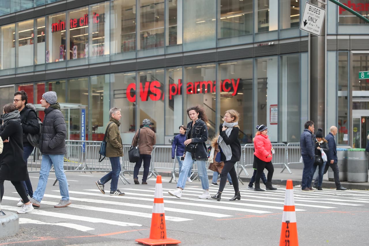 <b>CVS Health.</b>
<br>
<br>Esta empresa es una de las principales proveedoras de farmacia y atención médica en Estados Unidos. Tiene una variedad de trabajos disponibles, tanto presenciales como a distancia. 
<br>
<br>Los representantes de servicio al cliente pueden trabajar desde casa y ganar hasta 45,000 dólares por año, y solo se les exige un diploma de escuela secundaria y un año de experiencia en servicio al cliente. Los representantes de verificación de beneficios pueden ganar hasta 52,000 dólares por año.
<br>