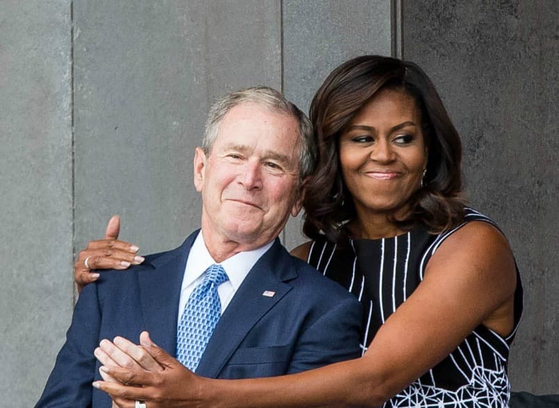 George W. Bush le entrega algo a Michelle Obama en el funeral de su padre: estas imágenes muestran su curiosa amistad 