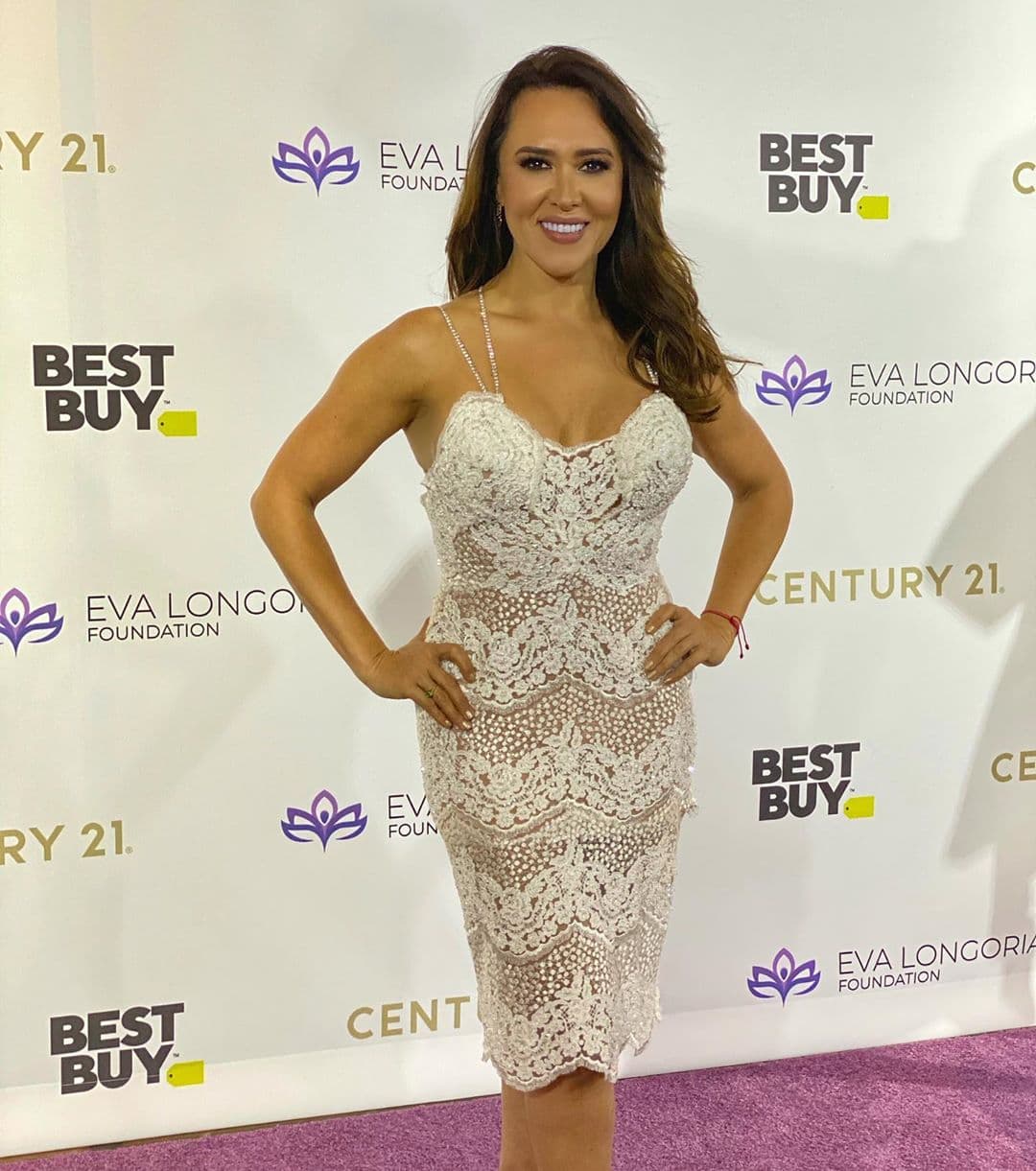 Tanya Charry acudió a la gala anual de la fundación Eva Longoria y desfiló por la alfombra del brazo de su novio Sebastián Jiménez, a quien había mantenido fuera del escrutinio público.