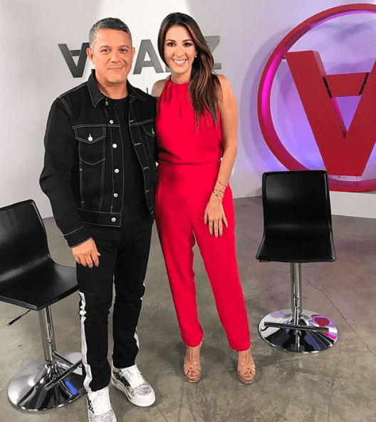 Aunque no ha sido fácil estar lejos de su familia en Honduras, Maity se entrega a su trabajo con pasión y disfruta al máximo cada momento, por ejemplo, en esta fotografía donde aparece muy sonriente a lado de Alejandro Sanz.