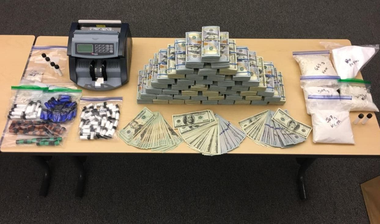 Cocaína, éxtasis y $1 millón en efectivo: lo que encontraron en un narcolaboratorio de California