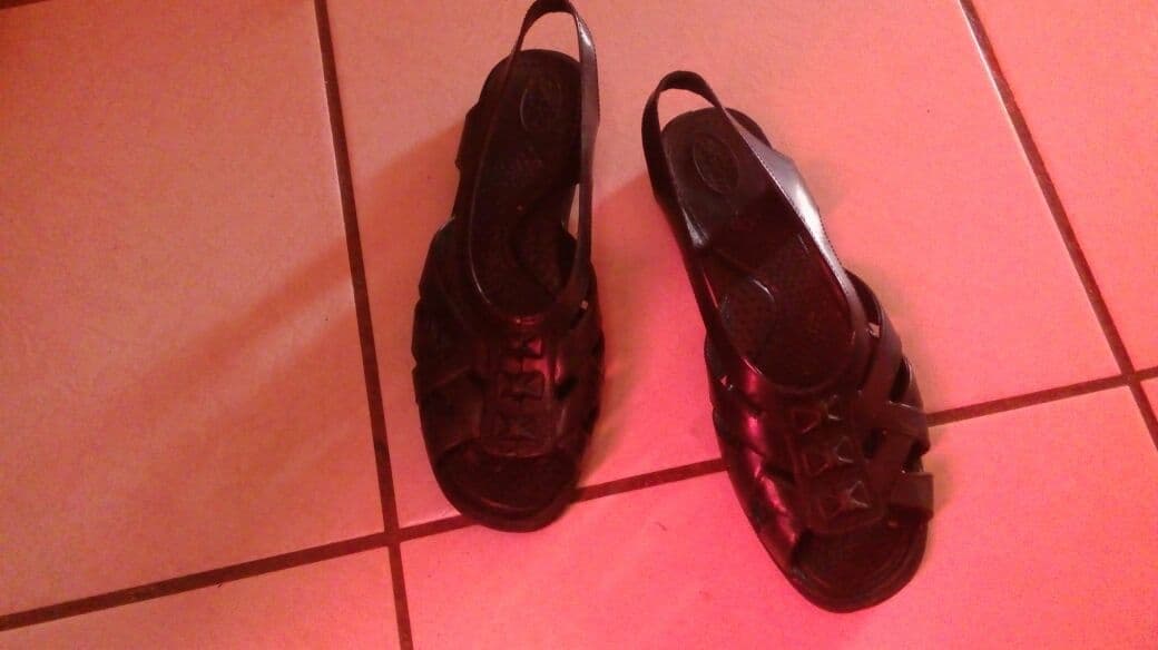 Estos son los huaraches con los que Irma Chávez corrió la maratón de Boston.