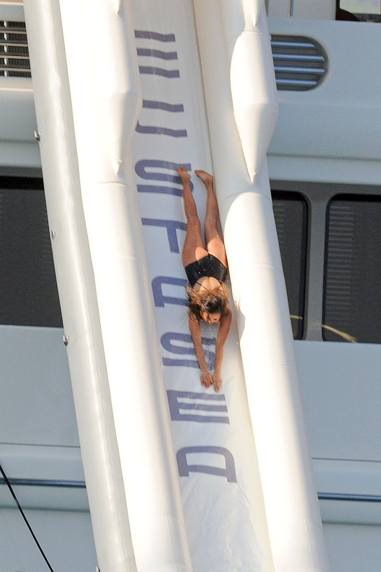 La actriz sigue disfrutando de sus vacaciones luciendo cuerpazo.