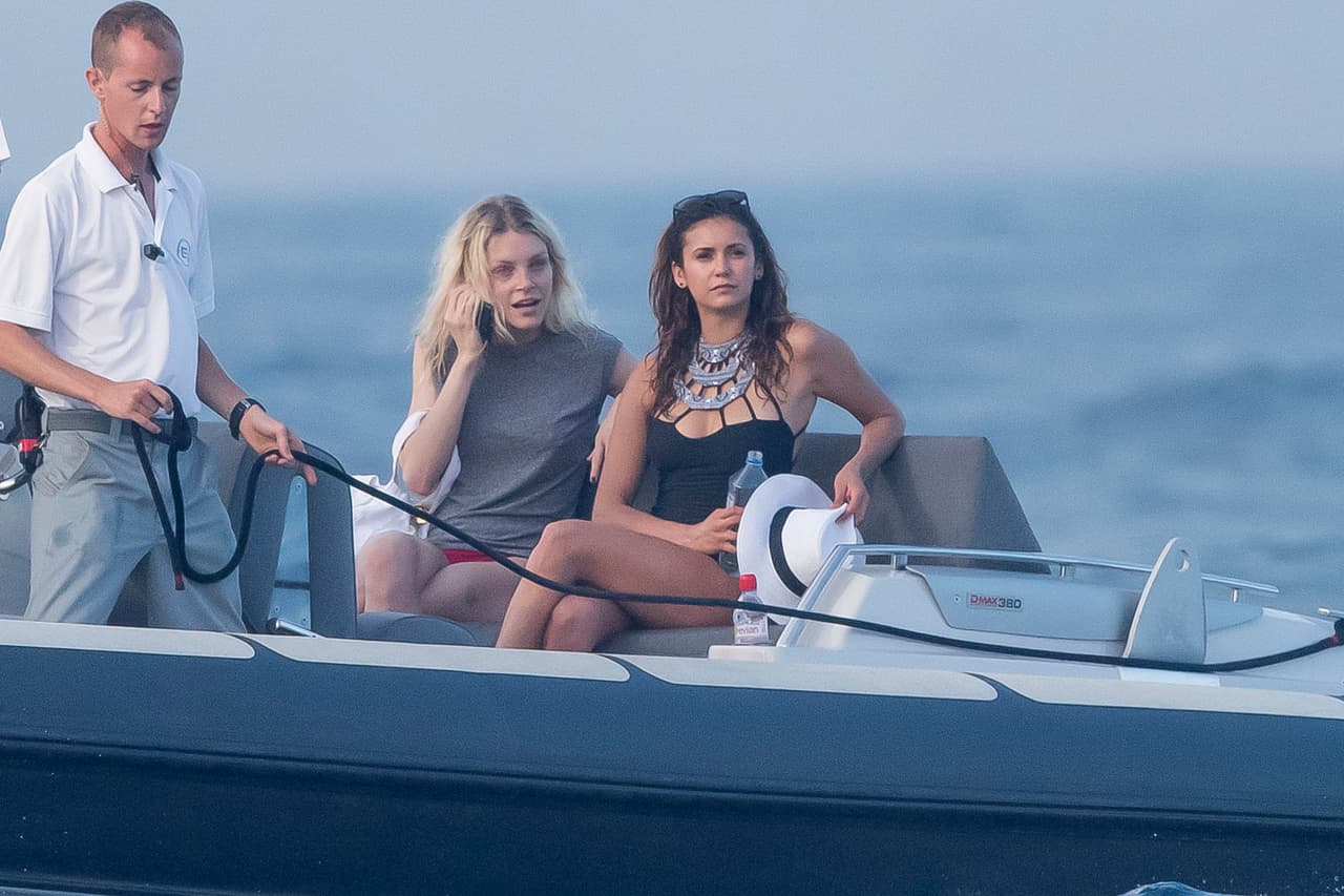 Nina también tomó un paseo por un bote.