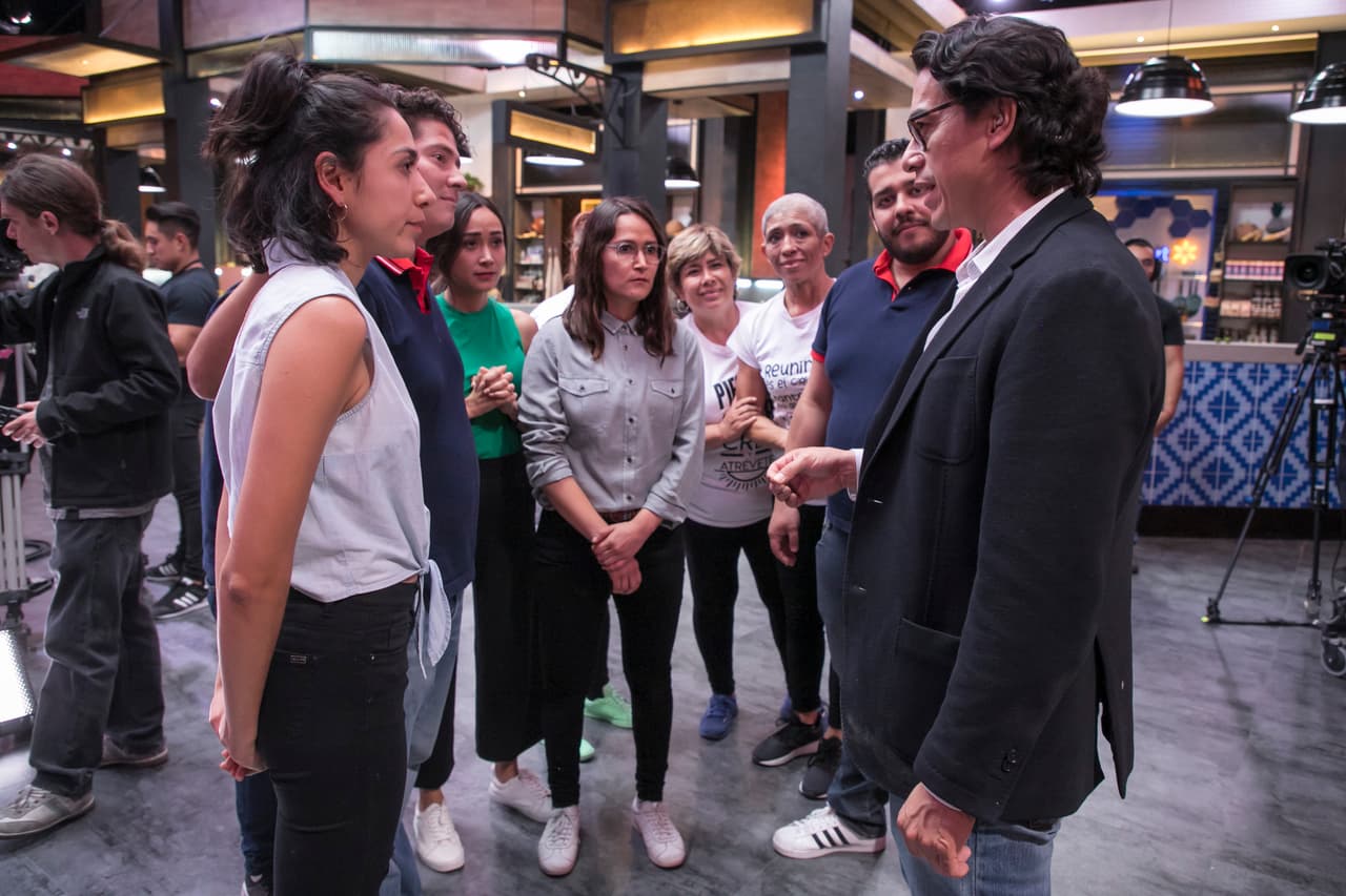 El chef Carlos Gaytán cerró su participación en el primer show dándole algunos consejos a las hermanas Merino, que sorprendieron al despuntar y seguir en la competencia.