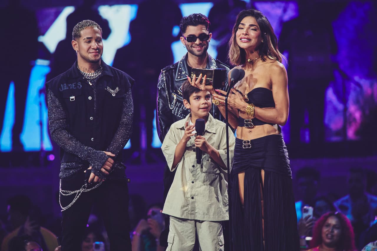 Alejandra no pudo contener las lágrimas, sobre todo, después de escuchar el mensaje que le dedicó su pequeño: “Mami, te amo y te admiro por ser un ídolo de la juventud”.