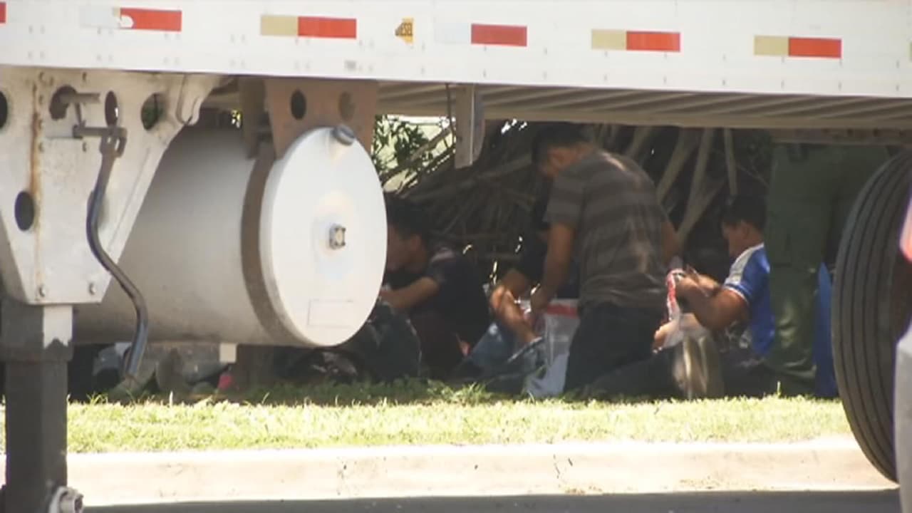 "Un amigo me marcó... y me dice que están encerrados en un tráiler": esta es la llamada que activó el rescate de 16 inmigrantes 